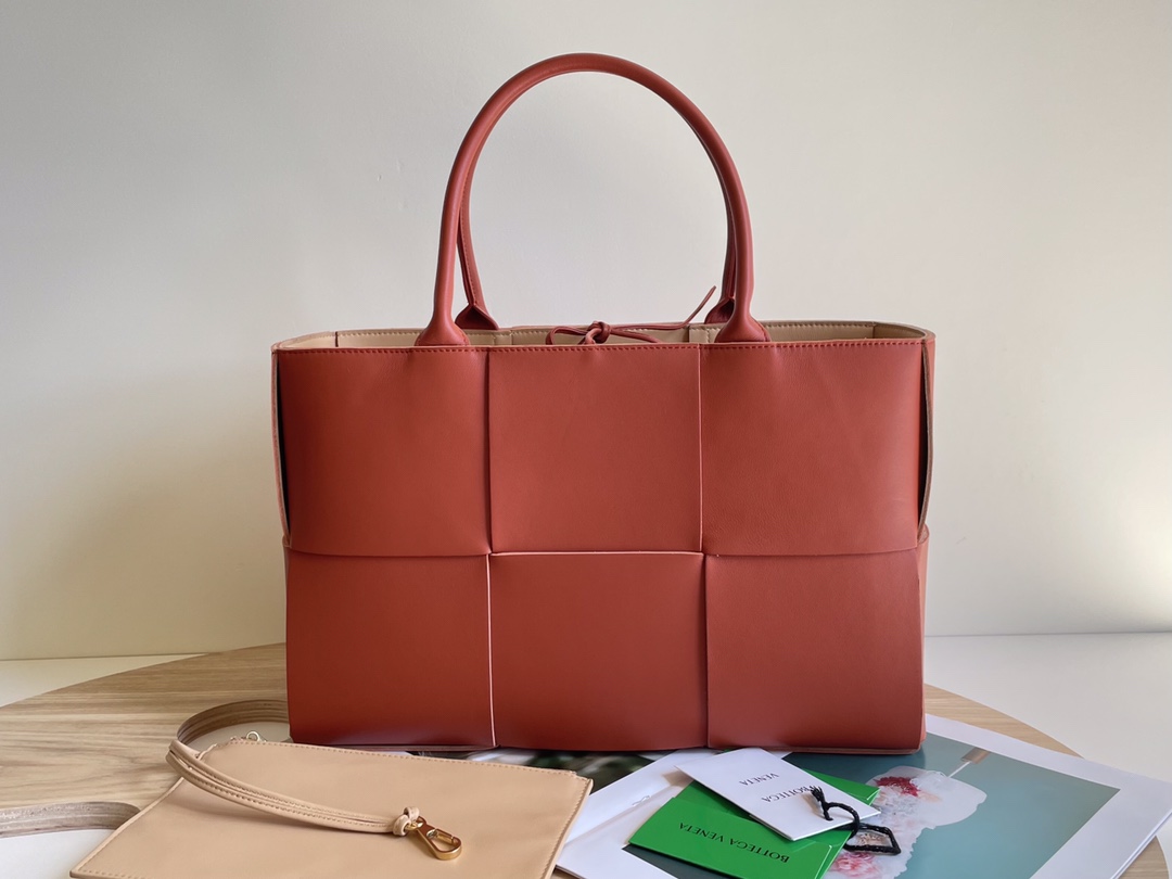 Medium Arco Intreccio Leather Tote Bag Burgundy